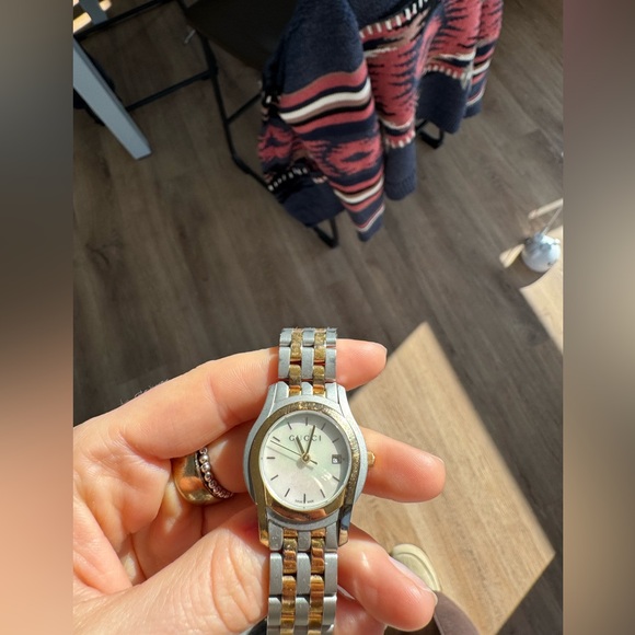 Vintage Gucci 5500L Women’s Two-Tone Watch | Swiss Made | Mother-of-Pearl Dial - Picture 4 of 7